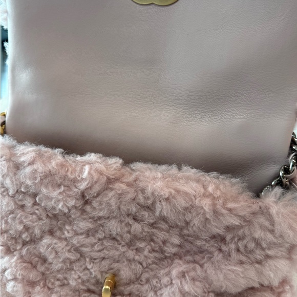 Chanel 19 Shearling Sheepskin light pink - Picture 4 of 11